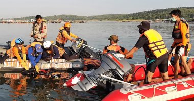 Rescuers search for victims after a boat carrying 20 tourists capsized in a reservoir on Java island, Indonesia, May 15, 2021. (AFP Photo)

