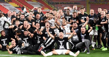 Beşiktaş players celebrate winning the Turkish Süper Lig title after the Week 42 match against Göztepe, at Gürsel Aksel Stadium in Izmir, Turkey, May 15, 2021. (DHA Photo)