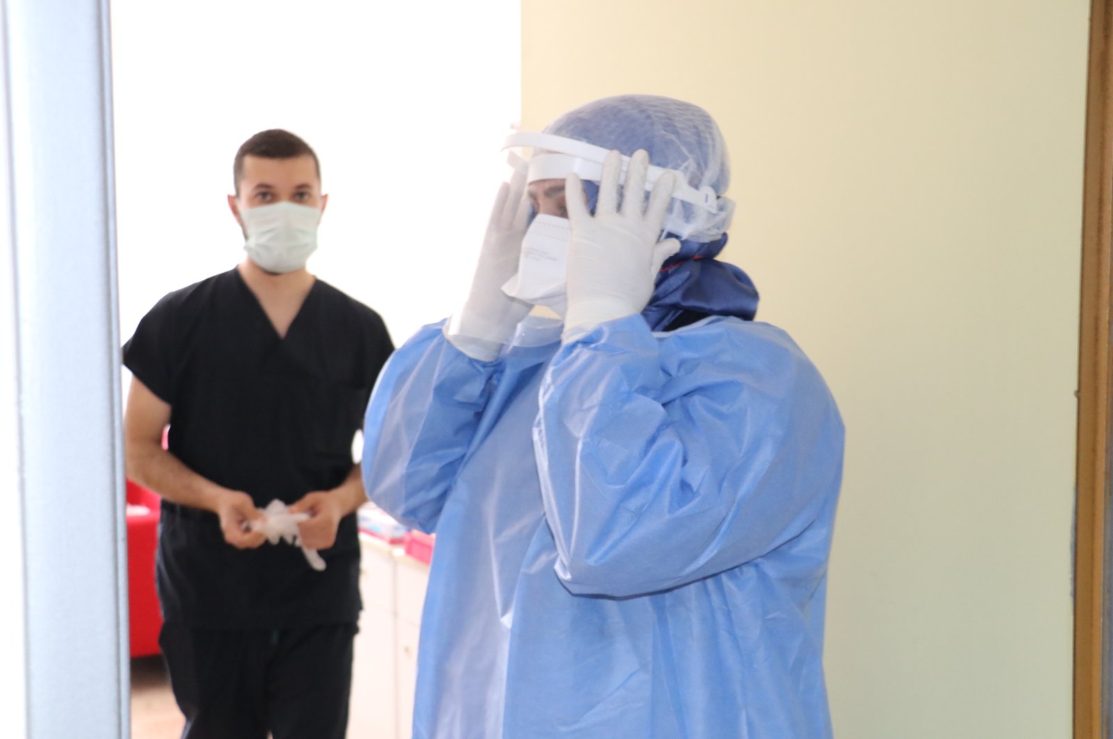 Nurse Özden Aydın puts on her protective equipment at the Yalova State Hospital in northwestern Turkey, May 3, 2021. (AA File Photo)