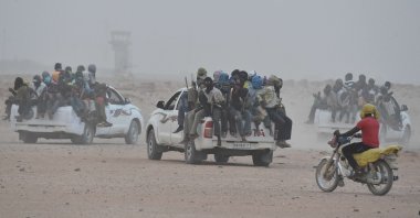 Pick-up vehicles carrying migrants hoping to reach Europe leave Agadez, Niger, on June 1, 2015. (AFP Photo)