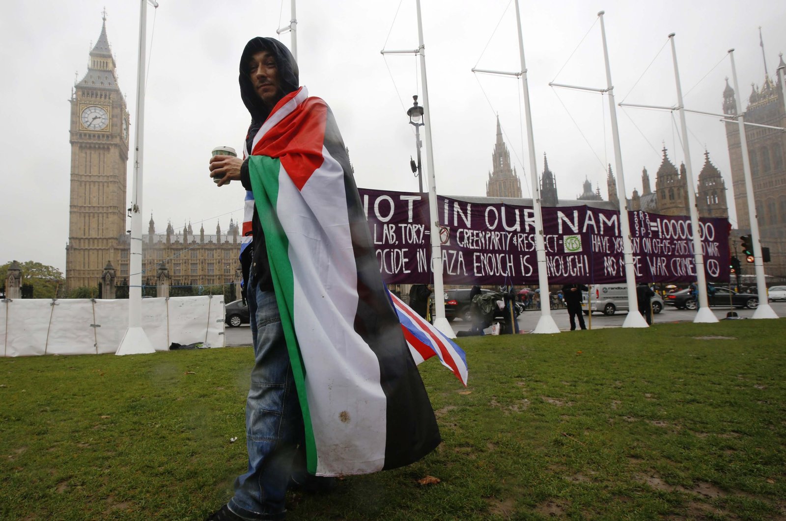 A pro-Palestine supporter wears a Palestinian and Union flag outside the Houses of Parliament in London, U.K., Oct. 13, 2014. (Reuters Photo)