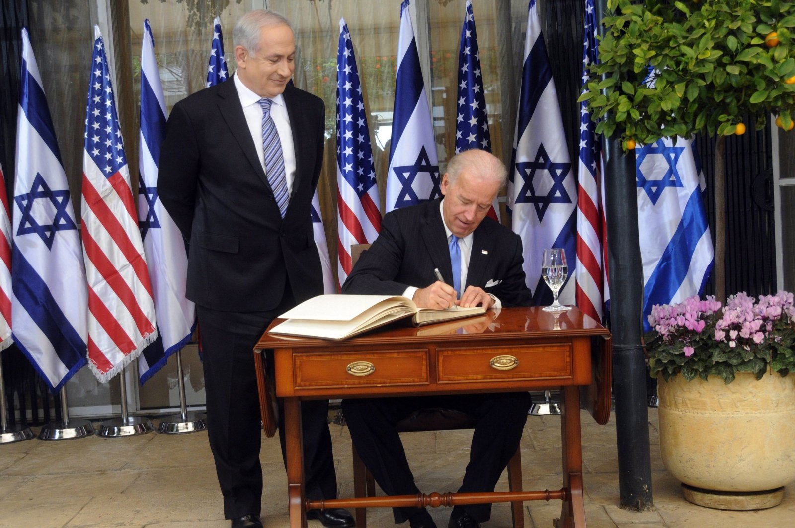 Israeli Prime Minister Benjamin Netanyahu (L) watches then U.S. Vice President Joe Biden sign the guestbook at his residence in Jerusalem, March 9, 2010. (EPA Photo)