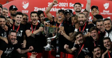 Beşiktaş players and staff celebrate with the Ziraat Turkish Cup after a 2-0 victory against Antalyaspor at Gürsel Aksel Stadium, Izmir, southwestern Turkey, May 18, 2021 (AA Photo)