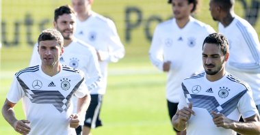 German national footballers Thomas Muller (L) and Mats Hummels attend a training session in Berlin, Germany, Oct. 11, 2018. (EPA Photo)