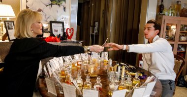 Perfumer Sue Phillips (L) works with her client Josh Goldenberg, who lost his sense of smell as a result of the coronavirus disease, in her studio in New York City, U.S., May 14, 2021. (REUTERS/Brendan McDermid Photo)