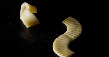 Cooked (L) and uncooked (R): This flat piece of pasta developed in a research laboratory unfolds into a 3D shape during cooking. (Morphing Matter Lab/Carnegie Mellon University/dpa Photo)