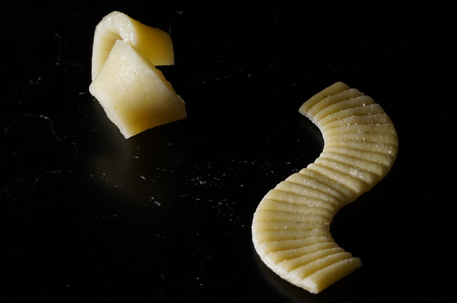 Cooked (L) and uncooked (R): This flat piece of pasta developed in a research laboratory unfolds into a 3D shape during cooking. (Morphing Matter Lab/Carnegie Mellon University/dpa Photo)