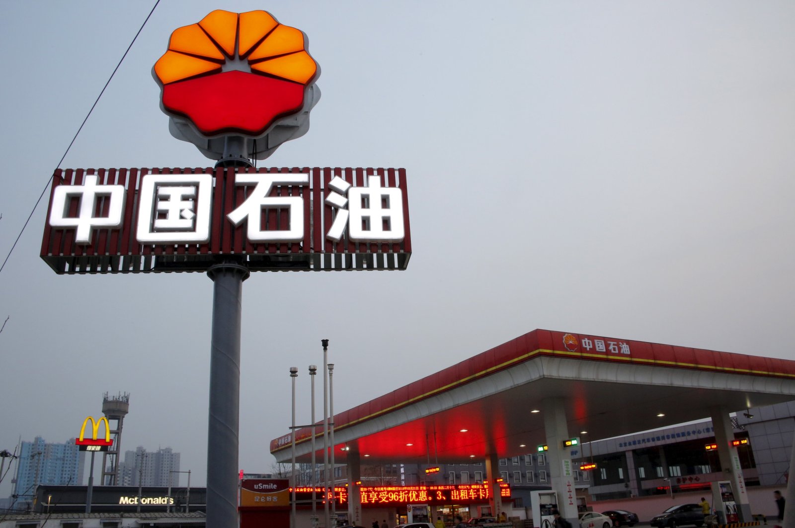 A PetroChina petrol station is pictured in Beijing, China, March 21, 2016. (Reuters Photo)