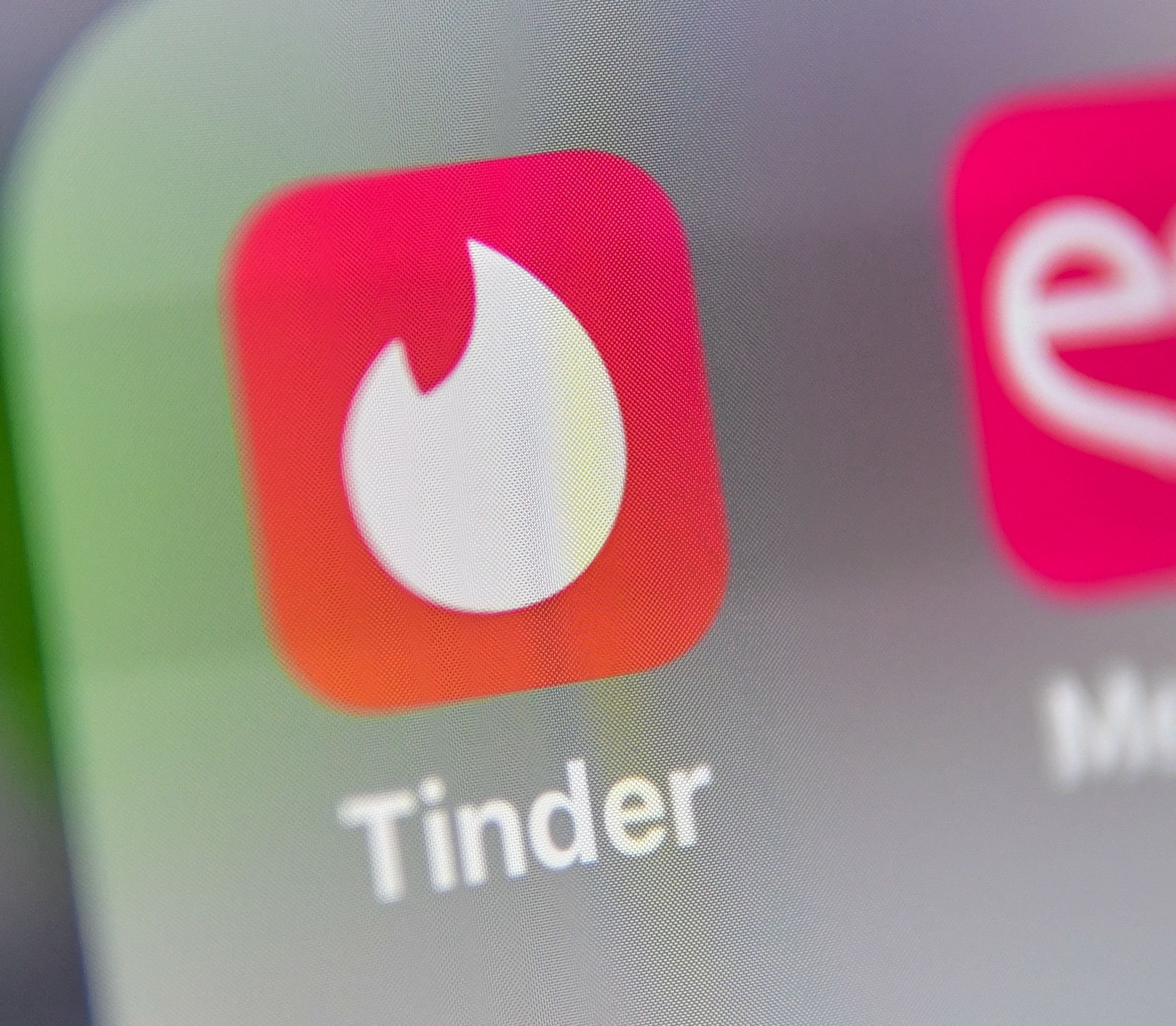 How many right swipes on tinder per day