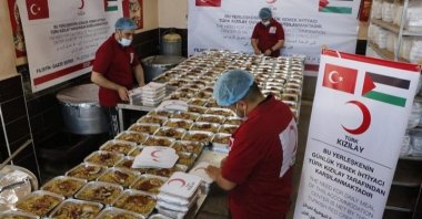 The Turkish Red Crescent (Kızılay) distributes hot meals to victims of Israeli attacks in the Gaza Strip, Palestine, May 20, 2021. (DHA Photo)