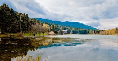A view of Lake Abant with the surrounding mountains and forests in the background, Bolu, Turkey, Dec. 20, 2016. (iStock Photo)