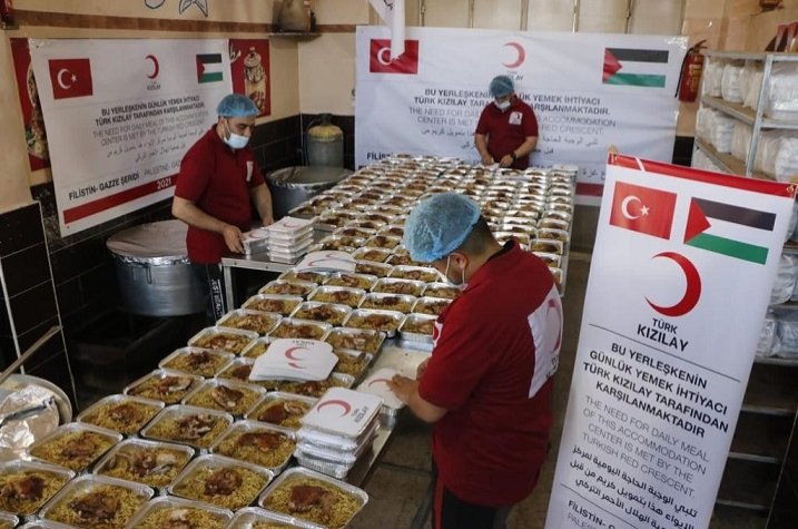 Turkish Red Crescent distributes hot meals to Gaza residents | Daily Sabah