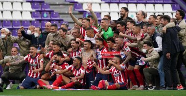 Atletico Madrid players celebrate the Spanish La Liga title at the Jose Zorilla stadium, Valladolid, Spain, May 22, 2021. (AFP Photo)