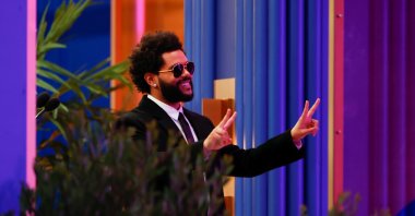 The Weeknd gestures as he accepts the award for Top Artist at the 2021 Billboard Music Awards outside the Microsoft Theater in Los Angeles, California, U.S. May 23, 2021. (REUTERS Photo) 