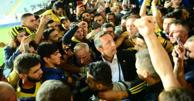 Fenerbahçe Chairman Ali Koç surrounded by the club's fans during a Süper Lig match, Rize, northern Turkey, Sept. 30, 2018. (OĞUZ YÖRÜK/Sabah Photo)