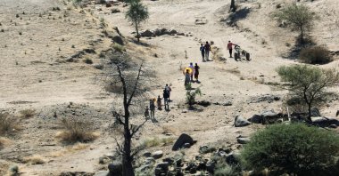 Ethiopians fleeing from the Tigray region walk toward a river to cross from Ethiopia to Sudan, near the Hamdeyat refugee transit camp, which houses refugees fleeing the fighting in the Tigray region, on the border in Sudan, December 1, 2020. (Reuters Photo)