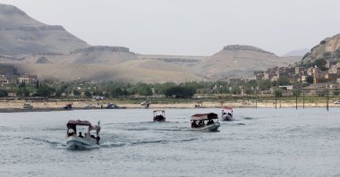 People ride boats during an excursion at a dam in Sayyan near Sanaa, Yemen, May 16, 2021. (Reuters Photo)