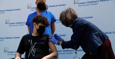 Michael Binparuis, 15, of Nesconset, New York, receives a dose of the Pfizer-BioNTech vaccine for coronavirus at Northwell Health's Cohen Children's Medical Center in New Hyde Park, New York, U.S., May 13, 2021. (Reuters Photo)