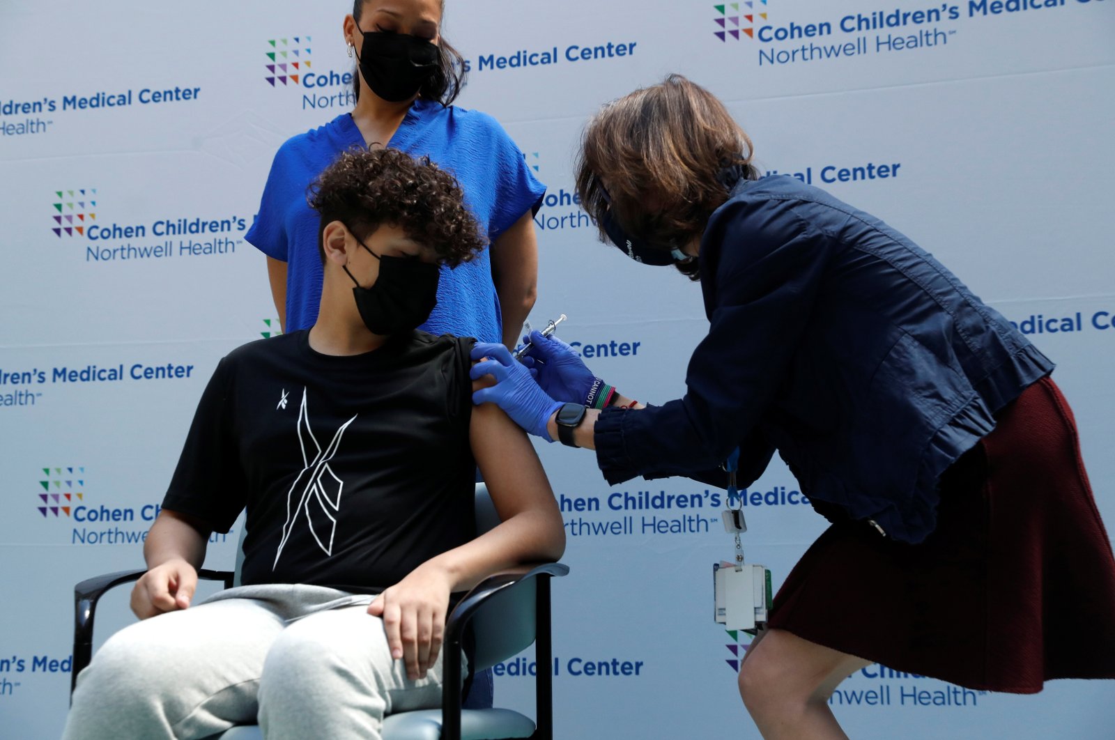 Michael Binparuis, 15, of Nesconset, New York, receives a dose of the Pfizer-BioNTech vaccine for coronavirus at Northwell Health's Cohen Children's Medical Center in New Hyde Park, New York, U.S., May 13, 2021. (Reuters Photo)