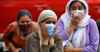 Relatives of a man who died from the coronavirus disease (COVID-19) mourn during his cremation at a crematorium ground in Srinagar, Indian-administered union territory of Jammu and Kashmir, May 25, 2021. (Reuters Photo)