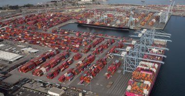 Shipping containers are unloaded from ships at a container terminal at the Port of Long Beach-Port of Los Angeles complex, Los Angeles, California, U.S., April 7, 2021. (Reuters Photo)