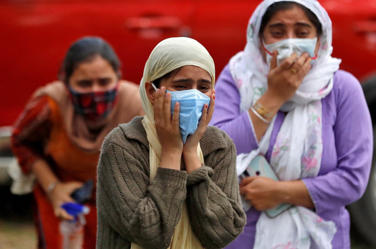Relatives of a man who died from the coronavirus disease (COVID-19) mourn during his cremation at a crematorium ground in Srinagar, Indian-administered union territory of Jammu and Kashmir, May 25, 2021. (Reuters Photo)