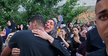 Mourners react during the funeral of Mohammad Kiwan, a 17-year-old Palestinian who succumbed to his wounds after being shot by Israeli forces, in Umm al-Fahm, northern Israel, May 20, 2021. (AFP Photo)