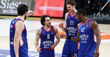 Anadolu Efes' Sertaç Şanlı (L), Shane Larkin (C), Tibor Pleiss (2nd R) and Bryant Dunston celebrate after beating Real Madrid in THY EuroLeague Playoffs Game 5 at Sinan Erdem Sports Hall, Istanbul, Turkey. (AA Photo)