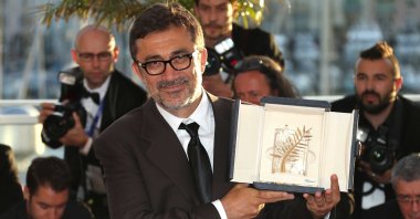 Director Nuri Bilge Ceylan poses with the palme d'or award for the film "Kış Uykusu" ("Winter Sleep") during a photo call following the awards ceremony at the 67th Cannes Film Festival, Cannes, southern France, May 24, 2014. (AP Photo)