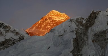 Mount Everest is seen from the way to Kalapatthar in Nepal, Nov. 12, 2015. (AP Photo)