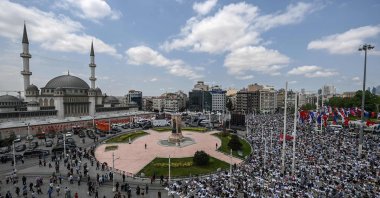 A large crowd perform prayers outside the mosque, in Istanbul, Turkey, May 28, 2021. (AFP PHOTO)