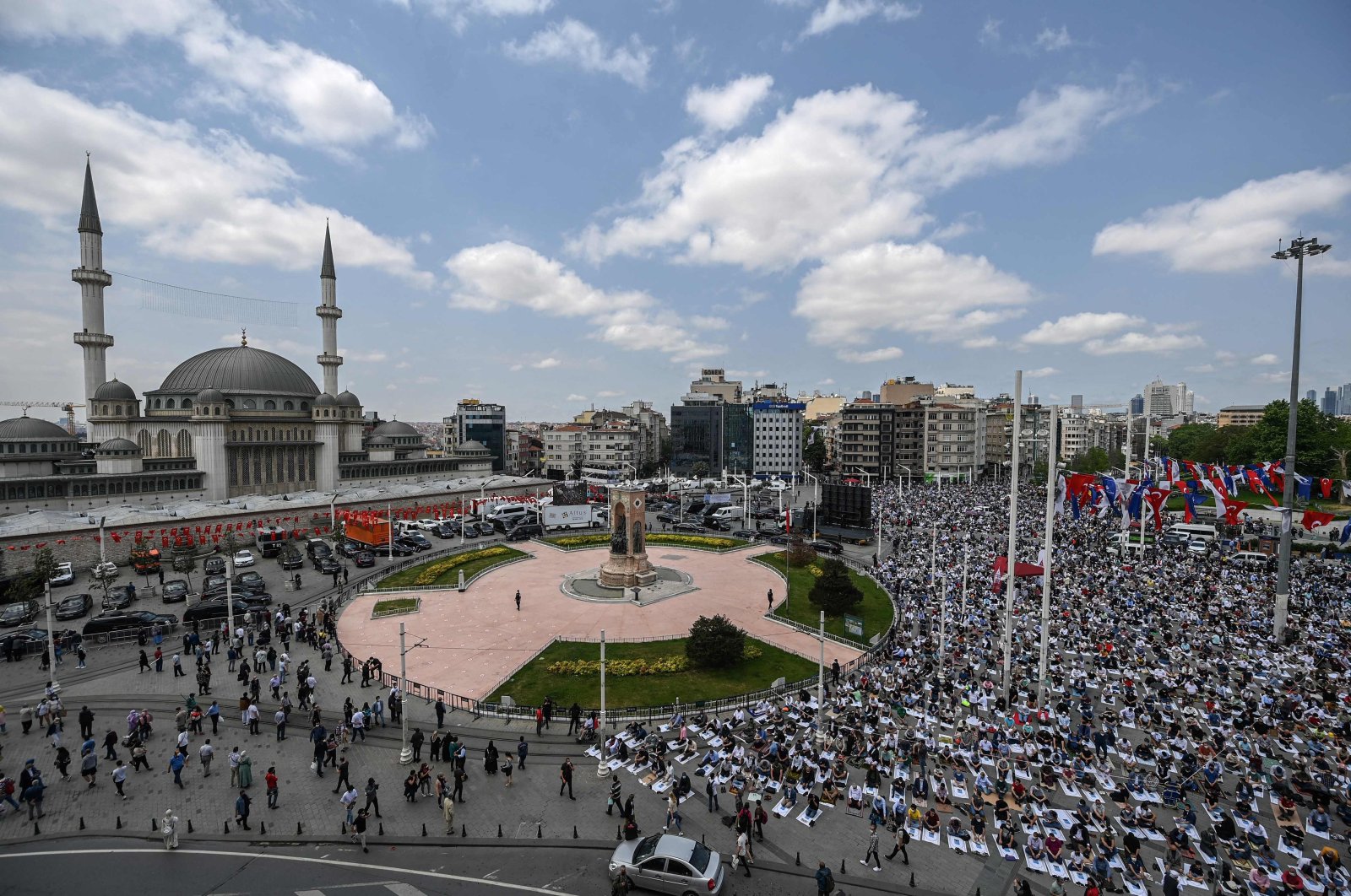 A large crowd perform prayers outside the mosque, in Istanbul, Turkey, May 28, 2021. (AFP PHOTO)