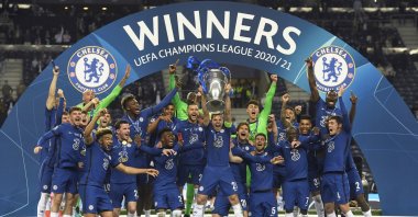 Chelsea's team captain Cesar Azpilicueta lifts the trophy after the Champions League final match against Manchester City at Dragao Stadium in Porto, Portugal, May 29, 2021. (AP Photo)