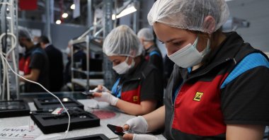 Employees work on mobile phones in the TCL-Arçelik joint facility in Çerkezköy OIZ, Tekirdağ, northwestern Turkey, May 30, 2021. (AA Photo)