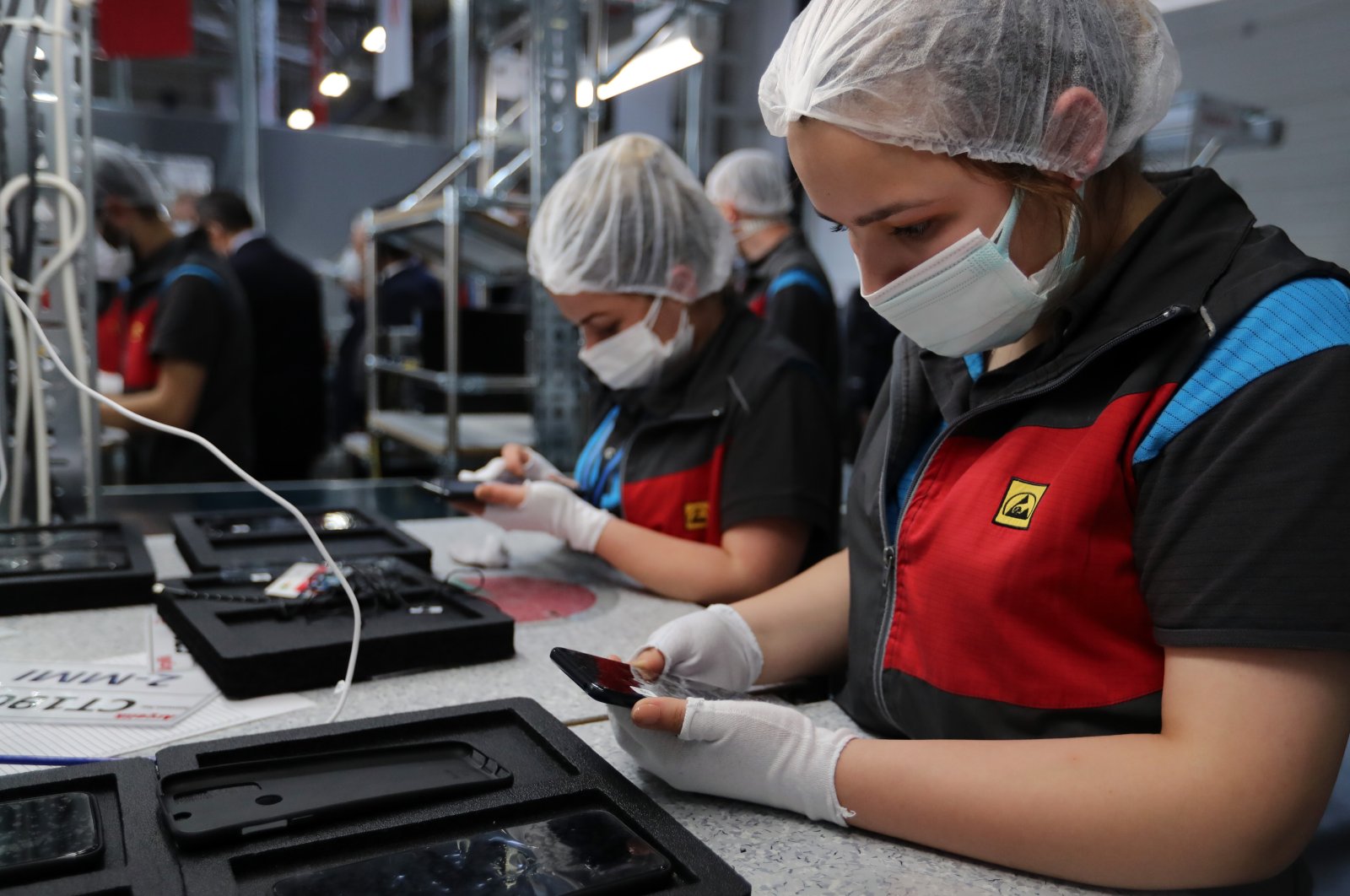 Employees work on mobile phones in the TCL-Arçelik joint facility in Çerkezköy OIZ, Tekirdağ, northwestern Turkey, May 30, 2021. (AA Photo)