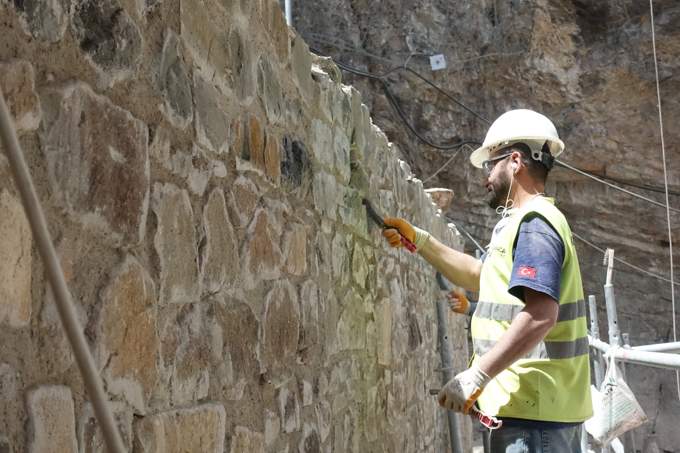 30 Mayıs 2021'de Dropson, Türkiye'de bir uzman, restorasyon çabalarının bir parçası olarak Somela Manastırı'ndaki tarihi bir duvarın sayfasını fırçaladı.  (AA fotoğraf)