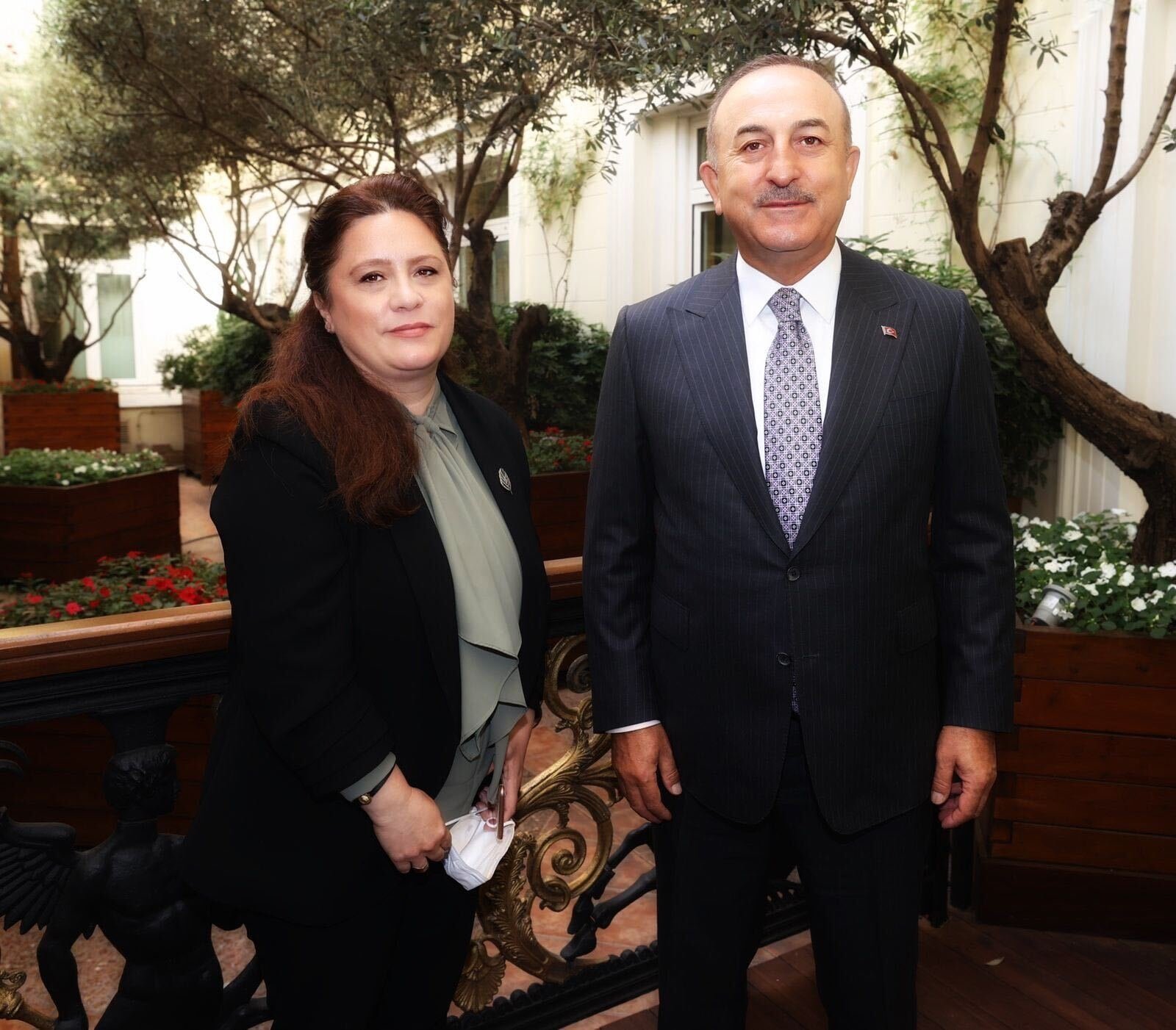 Daily Sabah's Nur Özkan Erbay (L) and Foreign Minister Mevlüt Çavuşoğlu pose for a photo in Athens on May 31, 2021 (DS Photo)