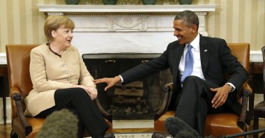 U.S. President Barack Obama (R) meets with German Chancellor Angela Merkel to discuss the Ukraine crisis in the Oval Office of the White House, Washington, the U.S., May 2, 2014. (Reuters Photo)