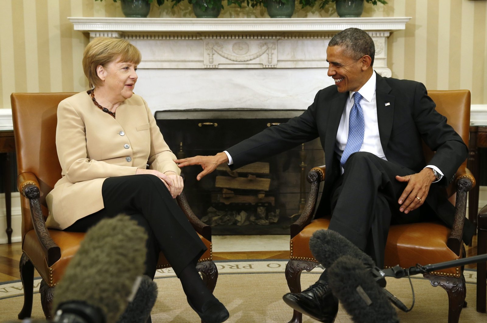 U.S. President Barack Obama (R) meets with German Chancellor Angela Merkel to discuss the Ukraine crisis in the Oval Office of the White House, Washington, the U.S., May 2, 2014. (Reuters Photo)