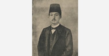 Shotaro Noda poses wearing a fez during his stay in Istanbul.