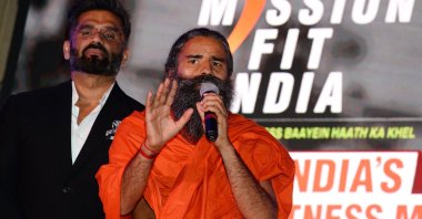 Indian Bollywood actor Suniel Shetty (L) and yoga guru Baba Ramdev speak to the media during a promotional event in New Delhi, India, June 4, 2018. (AFP Photo)