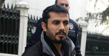 Mehmet Baransu outside a courthouse in Istanbul, Turkey, March 3, 2015. (DHA PHOTO)