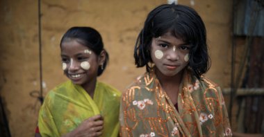Rohingya refugees react to the cameras as they apply Thanaka paste in the Kutupalong camp in Cox's Bazar, Bangladesh, Oct. 12, 2018. (Reuters Photo)