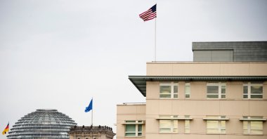 A photo of the U.S. flag flying on top of the U.S. embassy (R) next to the German parliament (L) in Berlin, Germany, on Oct. 25, 2013. (AFP Photo)