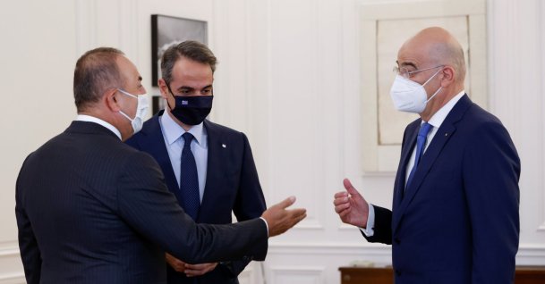 Turkish Foreign Minister Mevlüt Çavuşoğlu (L), Greek Prime Minister Kyriakos Mitsotakis (C) and Greek Foreign Minister Nikos Dendias meet at the Maximos Mansion in Athens, Greece, May 31, 2021. (REUTERS Photo)
