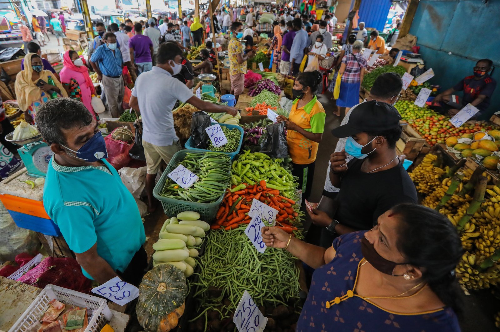 People in Sri Lanka shop at a vegetable market in Colombo, Sri Lanka, May 21, 2021. (EPA Photo)