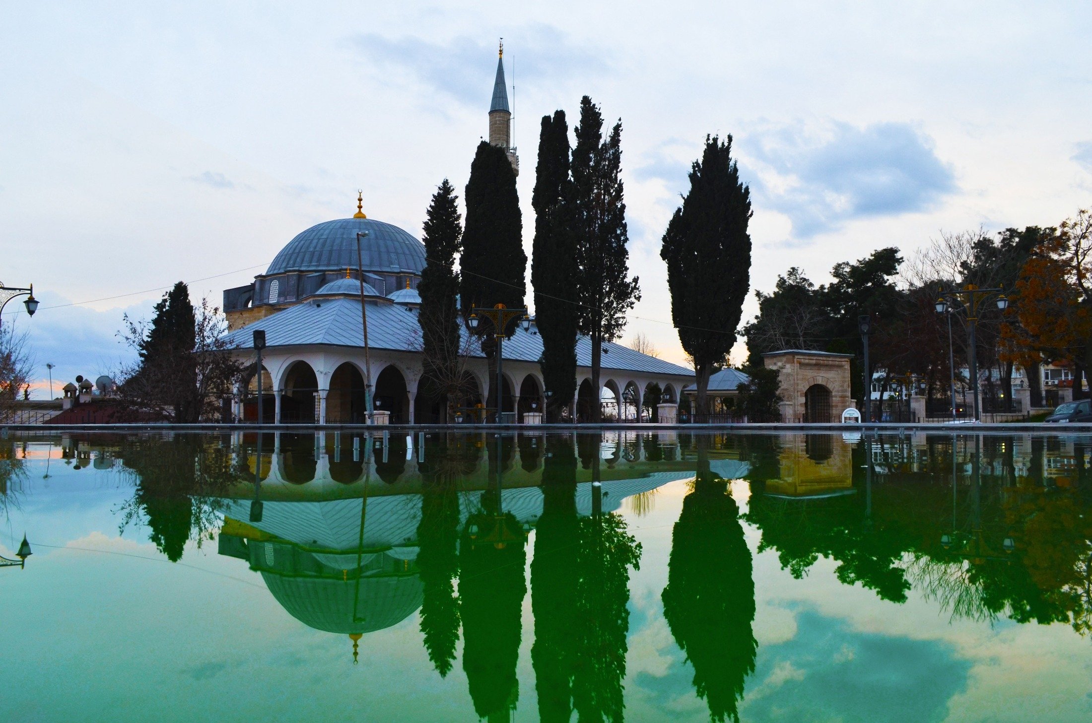 A small pool reflects the view of the famous Old Mosque of Tekirdağ, Turkey. (Shutterstock Photo)