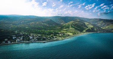 Sun shines on the city of Tekirdağ against the backdrop of Mount Ganos and the coast of the Marmara Sea, Turkey. (Shutterstock Photo)
