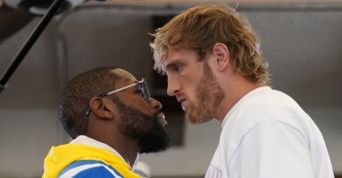 Former boxing world champion Floyd Mayweather (L) and YouTube star Logan Paul face off at Villa Casa Casuarina, Miami, U.S., June 3, 2021. (Reuters Photo)
