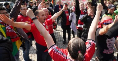 Manchester United supporters celebrate prior to the UEFA Europa League football final between Spain's Villarreal and England's Manchester United at Gdansk Stadium in Gdansk, Poland, May 26, 2021. (AFP Photo)